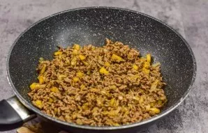 Fry the mince with onions for 10-15 minutes