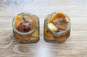 Lay out the prepared mushrooms with marinade to the very top. Make sure that there is no air left inside.