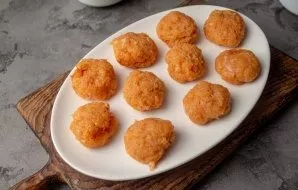 From the minced meat form balls the size of a walnut. Smooth them out easily.