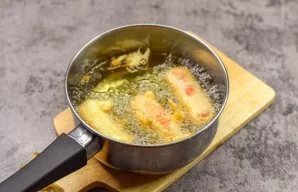 Heat the oil well on the stove. Put the sticks in oil and fry for 2 minutes.