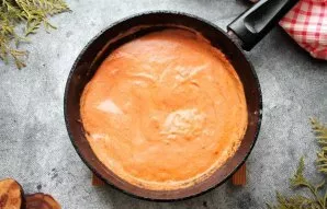 Pour the cream into the pan, salt it, stir and after boiling, cook the sauce over low heat for 1-2 minutes.