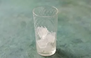 Put ice in the glass.