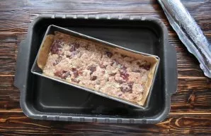 We place the form with pate in a larger container, into which we pour hot water. The water level should be slightly higher than the level...