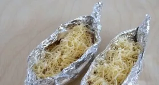 Sprinkle the meat with grated cheese.