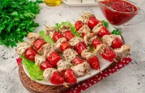 Transfer the prepared skewers to a container with salad and serve with any sauce. Delicious!