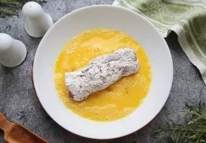 Break the eggs into the bowl and stir until smooth with a fork. Completely immerse the rolls in the egg.