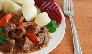 Before serving, remove the pepper and bay leaf, with a good appetite!