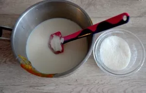 Pour the milk into a saucepan and heat until it boils with the remaining sugar.