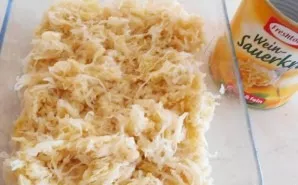 Put the sauerkraut in a baking dish.