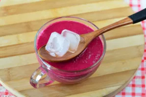 Pour the drink into glasses or cups, put a few ice cubes so that the cocktail is cold.