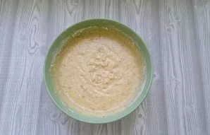Mix the cake dough. It should have the consistency of thick sour cream.