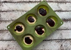 Put the jam with a teaspoon.