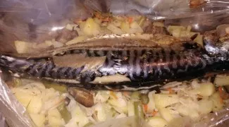 After baking, remove the sleeve from the oven. We cut very carefully, because there will be liquid inside. Let the food stand for 5 minut...