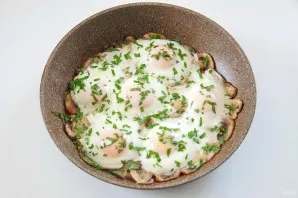 Cover the pan with a lid, reduce the heat and fry the scrambled eggs until cooked. At the end, sprinkle everything with fresh herbs.