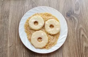 Transfer the slices to the breadcrumbs and cover completely.