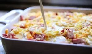 Sprinkle 1/3 of the mixture of onions and ham, then sprinkle with 1/3 of the cheese and pour 1/3 of the cream mixture. Repeat the layers ...