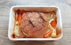 Turn on the oven to 200 degrees and bake for 15-20 minutes until browned. Remove the meat and leave for 10-15 minutes.