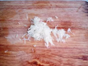 Peel the garlic and squeeze it through a press (you can chop it with a knife).