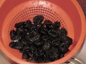 Meanwhile, the plums need to be thoroughly washed and slightly drained.