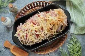 Grease the baking dish with vegetable oil and lay out the accordion. Sprinkle the remaining cheese on top.