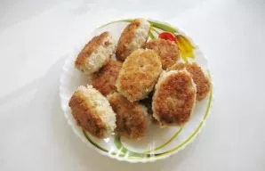 Fry the cutlets on both sides until golden and crispy.