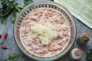 Put the mixture in the refrigerator and leave for at least an hour until the mixture is soaked and marinated.