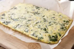 Cool the omelet a little. If you wish, in the middle you can pour, for example, sauce or put ham.