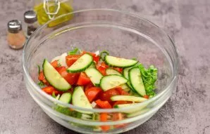 Cut fresh cucumbers into small pieces and add to all vegetables. Season the salad with oil and lemon juice, add salt and pepper to taste.