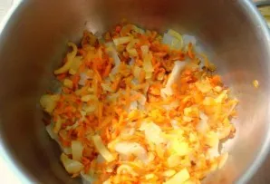 Put half of the remaining cabbage leaves on the bottom of a large pot. Sprinkle a quarter of the stewed vegetables on top.