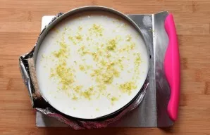 Then fill with cream to the top. Sprinkle lime zest on top and put it in the refrigerator for an hour until completely set.
