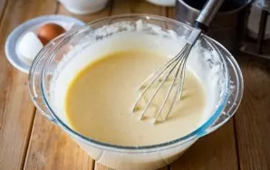 Pour the flour into the liquid mixture with a whisk until it is completely mixed.