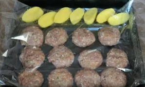 We put a baking sleeve on a baking sheet, pour a little sunflower oil inside. We form cutlets and put them in the sleeve. If desired, add...