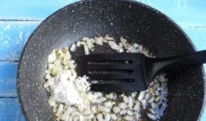 Meanwhile, fry the second chopped onion in vegetable oil until golden.