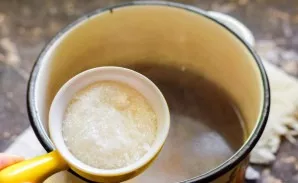 Pour water into a saucepan for the last time, add sugar and citric acid, cook for 30 seconds.