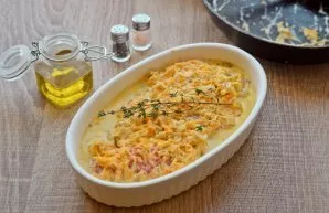 With the prepared sauce pour the fish. Put a sprig of thyme on top. Preheat oven to 180 degrees.