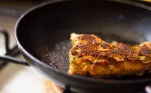 We fry in heated oil on both sides until browned.