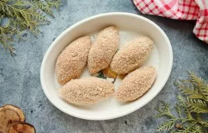Grease the baking dish with vegetable oil and put the cutlets.