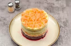 Cut the fish into small pieces. Take a ring and collect a salad beets, carrots, potatoes, pickled onions, eggs, fish. Grease each layer ...