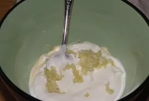 From sour cream, mayonnaise and mashed garlic, prepare a homogeneous sauce.