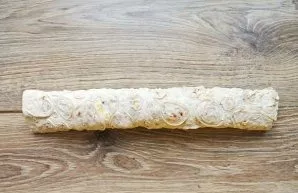 Gently roll the lavash into a roll, wrap it in cling film and put it in the refrigerator for 3-4 hours.