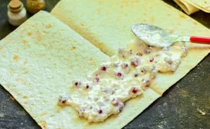 Spread lavash on the work surface. Along the edge of the lavash put the curd filling.