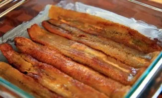 Cover the baking sheet with foil. And in the first layer put half a banana.