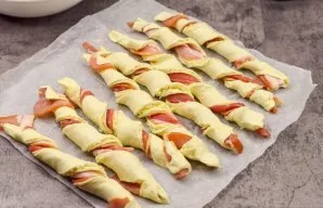 Twist each strip so that the side is inside. Preheat oven to 180 degrees.