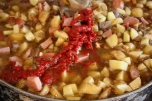 Also add tomato puree. Stir and cook for another 15 minutes.