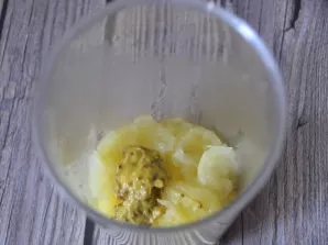 Put the apple pulp in a whipping glass, add a teaspoon of mustard, crush with a blender.