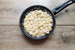 Add boiled pasta to the sauce, stir, heat over low heat for 2-3 minutes. Serve immediately.