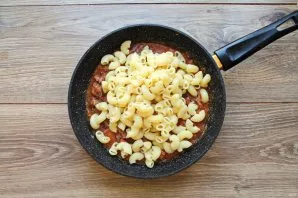 Put the cooked pasta in the pan.