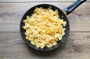 Still simmer for 2 minutes and serve immediately.