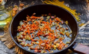 Fry carrots, onions and bacon for a few minutes in a pan. Put in a saucepan.