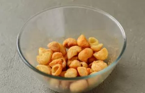 Transfer the pasta to a large bowl. Add all the spices and salt to taste. Stir so that all the noodles are evenly covered.